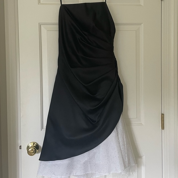 Onyx Nite Black & White formal dress - size 10 - Picture 2 of 4
